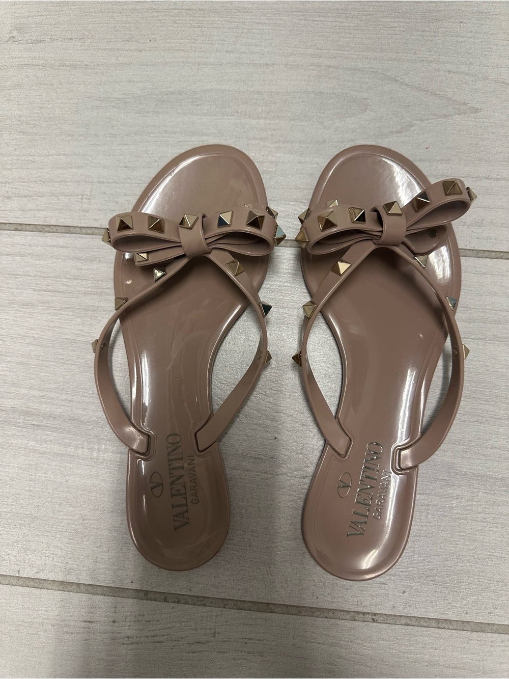 Valentino Garavani Taupe Patent Rockstud Bow Thong Sandals